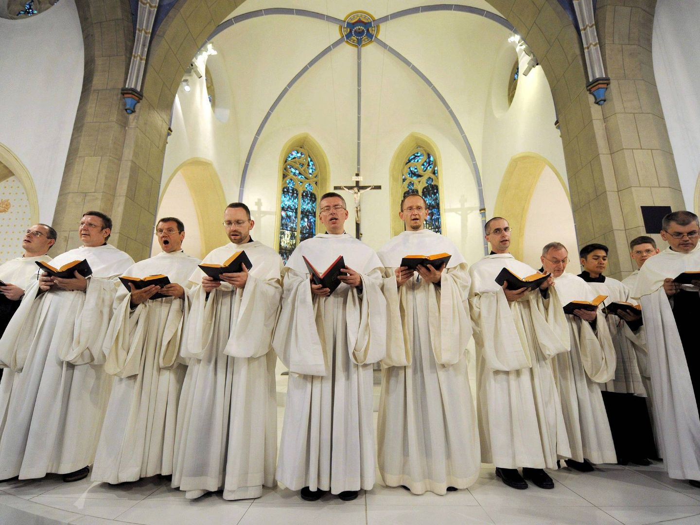 Un grupo de monjes cantando gregoriano. (EFE)