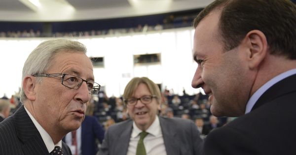 Foto: Jean-Claude Juncker, Manfred Weber y Guy Verhofstadt hace cinco años, antes de que el primero fuera elegido presidente de la Comisión Europea. (EFE) 