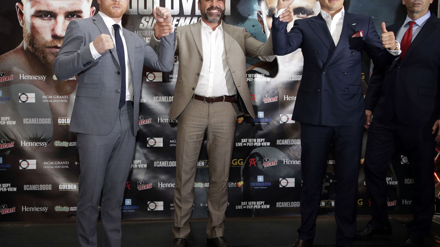 Canelo (i) y Golovkin (d) junto a Óscar de la Hoya, promotor del combate. (Reuters)