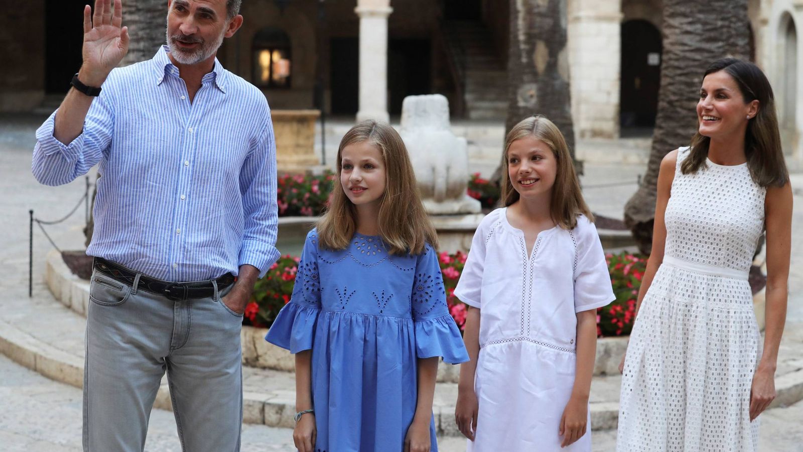 Foto:  Los reyes, con sus hijas en el Palacio de la Almudaina. (EFE)
