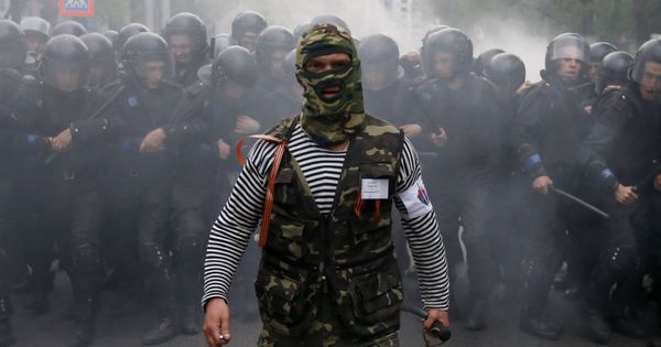 Foto: Un activista pro-rruso camina ante antidisturbios ucranianos durante una marcha separatista en Donetsk, en abril de 2014 (Reuters).