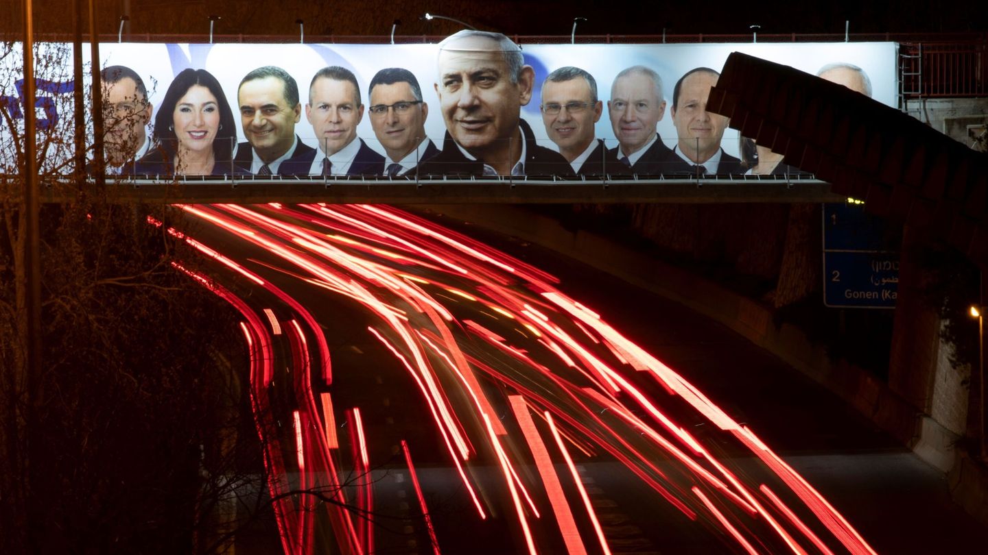 Una valla publicitaria con los candidatos a las elecciones generales de Israel. (EFE)