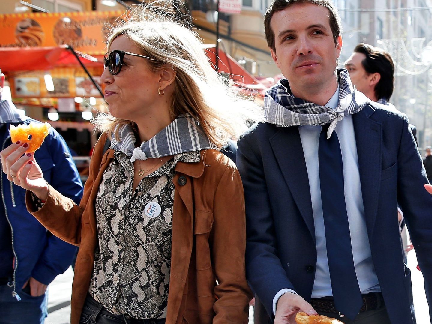 Pablo Casado, junto a su mujer, Isabel Torres, comen buñuelos durante su visita a las Fallas de Valencia. (EFE)