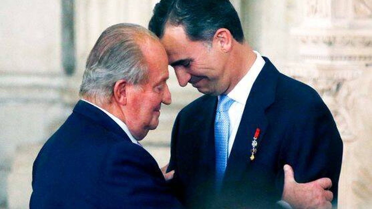 Juan Carlos I y su hijo, el rey Felipe VI. (Reuters)