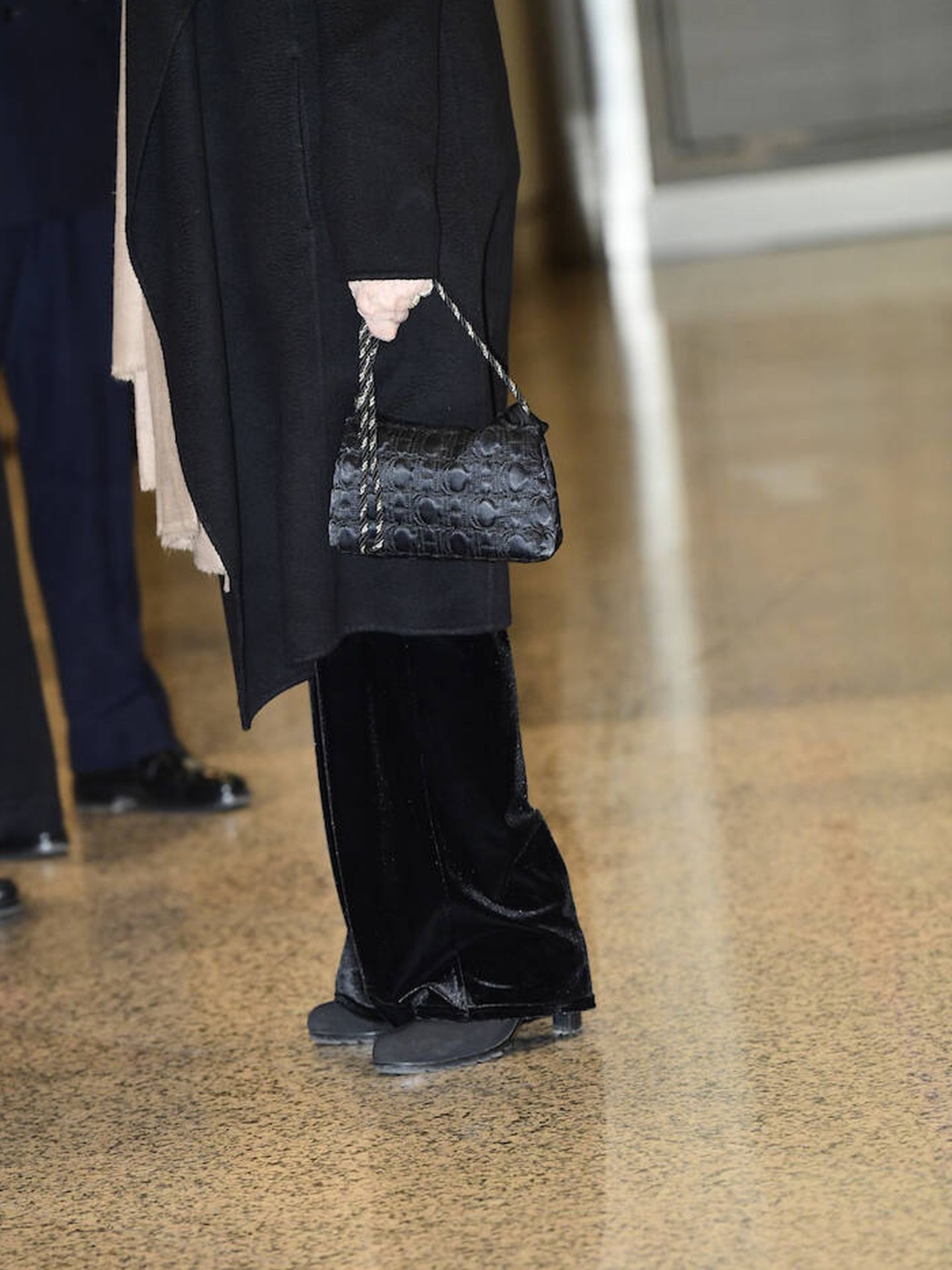 Detalles del calzado, el pantalón y el bolso lucidos por la reina Sofía. (Limited Pictures)