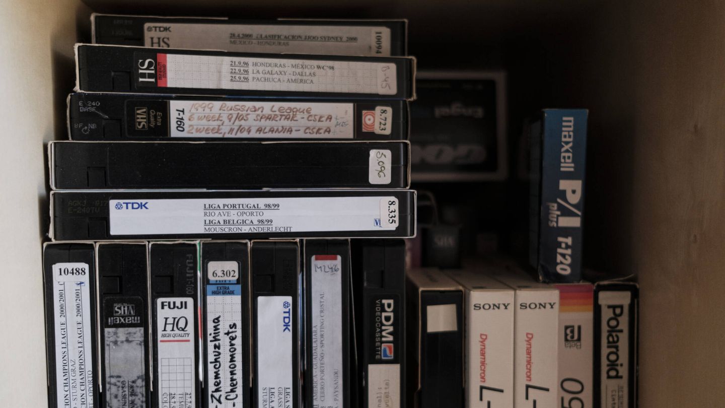 Algunas cintas VHS que aún conversa Maldini en su casa. (Sergio Beleña)