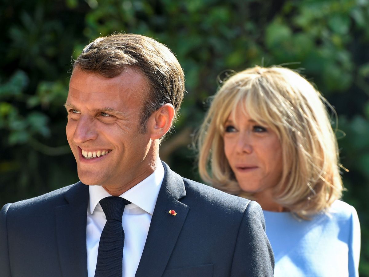 Foto: El matrimonio Macron en su residencia de verano. (Reuters)