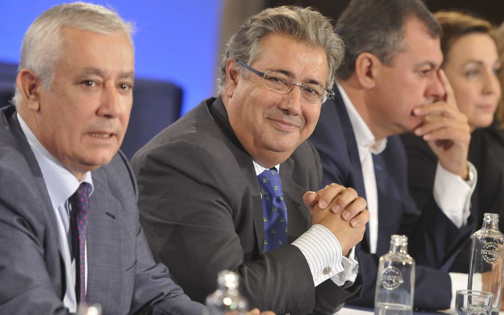 El presidente del PP-A, Juan Ignacio Zoido (c), y  Javier Arenas. (EFE)