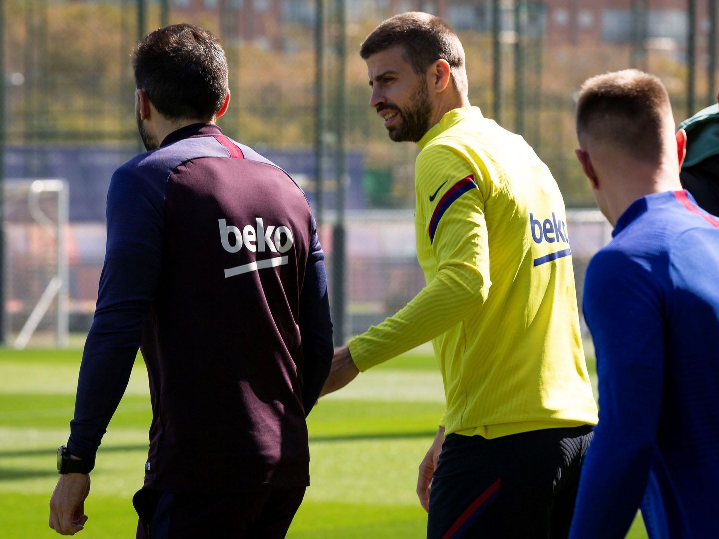Piqué y Eder Sarabia salen juntos al entrenamiento del FC Barcelona. (Efe)