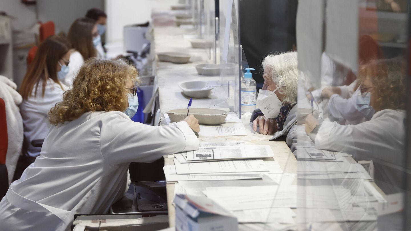 Una trabajadora atiende a una paciente en el centro de Salud de Paseo Imperial en Pirámides en Madrid este lunes, cuando 4.240 médicos de familia y 720 pediatras están llamados a una huelga indefinida en los 430 centros de salud de la Comunidad de Madrid. (EFE/Mariscal)