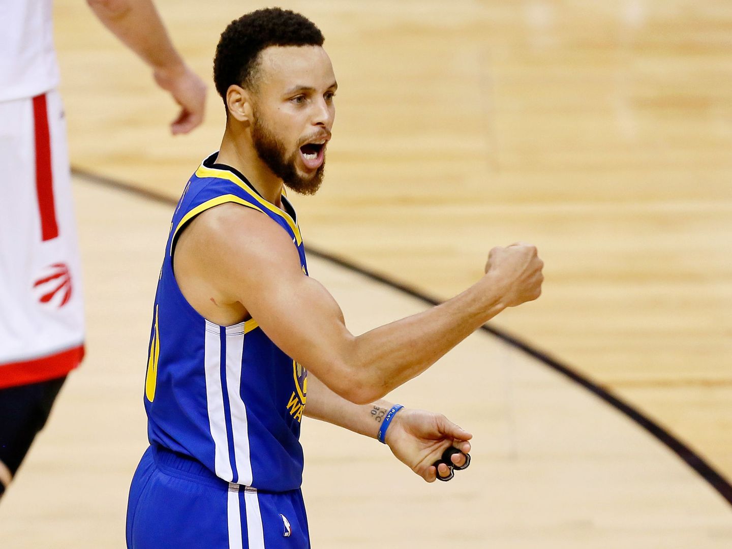 Stephen Curry lideró la victoria de los Warriors en el quinto partido de la final de la NBA. (USA TODAY Sports)