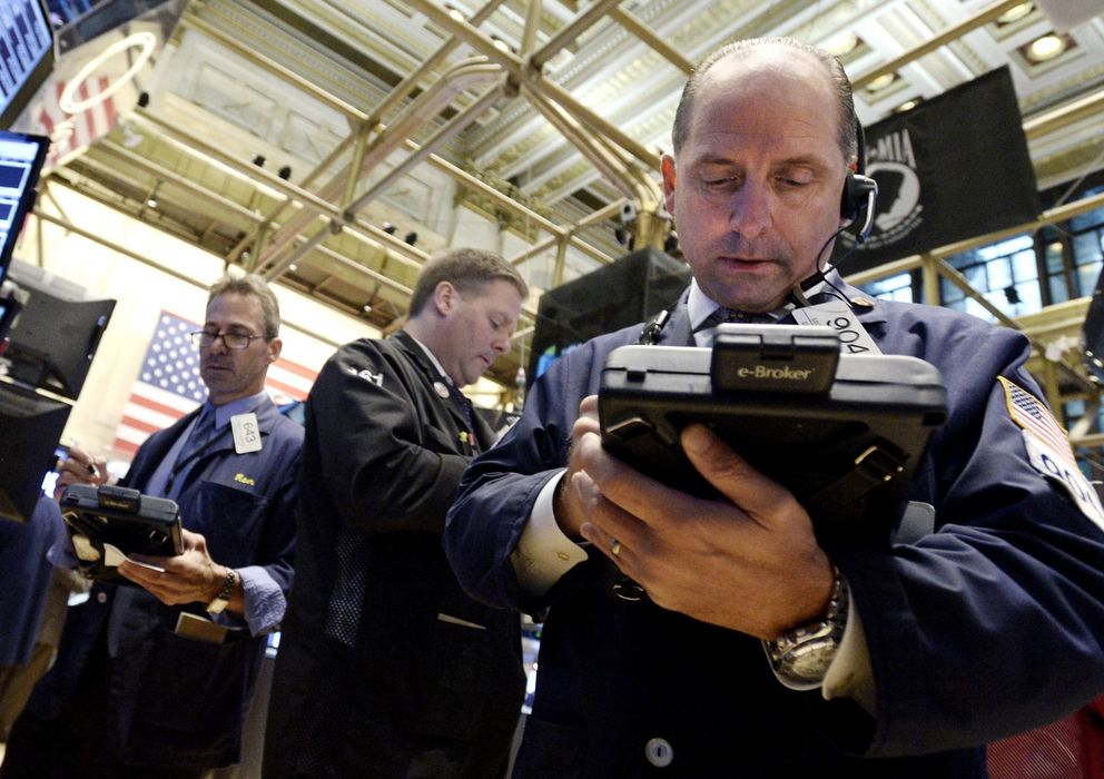 Foto: Un operador realiza operaciones en el interior de la Bolsa de Nueva York