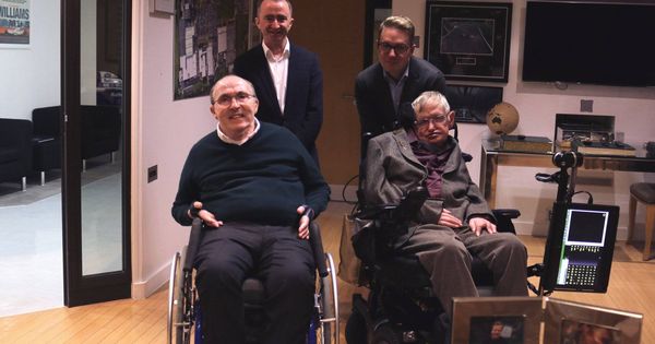 Foto: Frank Williams junto a Stephen Hawking en Grove. (Foto: Twitter de @WilliamsRacing)