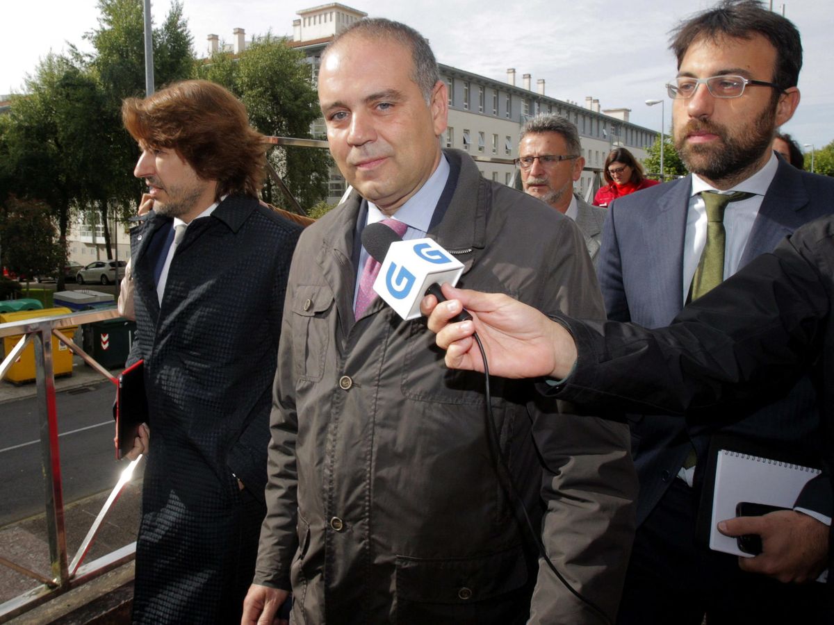 Foto: Carlos María Juárez, a su salida de los juzgados de Santiago. (EFE/Xoán Rey) 