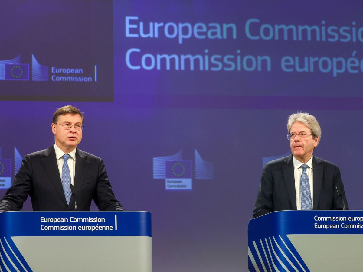 Foto: Los comisarios Vadis Dombrovskis y Paolo Gentiloni. (EFE/Olivier Hoslet)