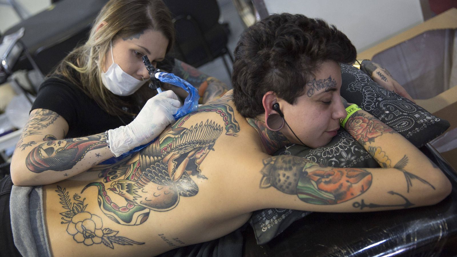 Foto: Una tatuadora trabaja en su estudio. (EFE)
