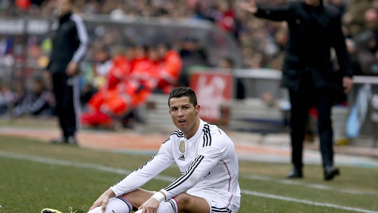 Foto: Cristiano Ronaldo, sentado en el césped del Vicente Calderón.