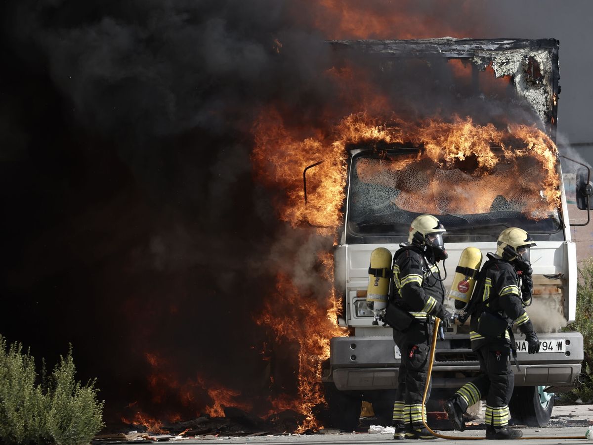 Foto: Vista de un incendio de un camión. (EFE/Jesús Diges)