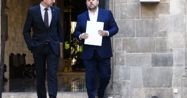 Foto: El exvicepresidente de la Generalitat Oriol Junqueras (d) y el 'exconseller' de Justicia Carles Mundó. (EFE)