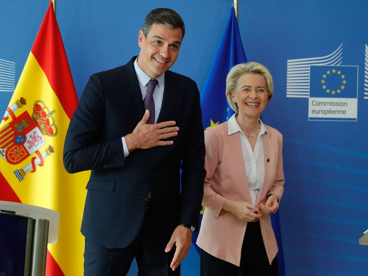 Foto: El presidente del Gobierno, Pedro Sánchez, y la presidenta de la Comisión Europea, Ursula von der Leyen. (EFE/EPA/Stephanie Lecocq)