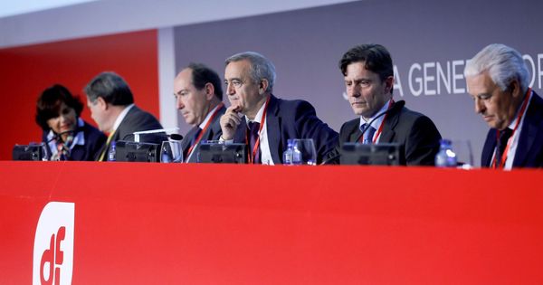 Foto: El presidente de Duro Felguera, Acacio Rodríguez (3d), durante la reunión de la junta de accionistas celebrada en Oviedo. (EFE)