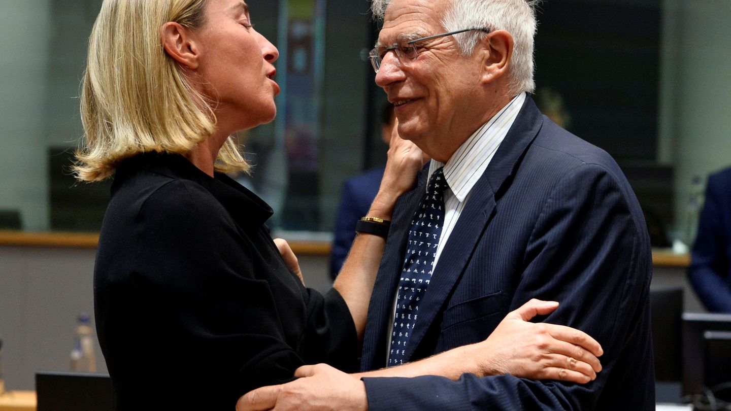 Josep Borrell saluda a la actual Alta Representante, la italiana Federica Mogherini. (Reuters)