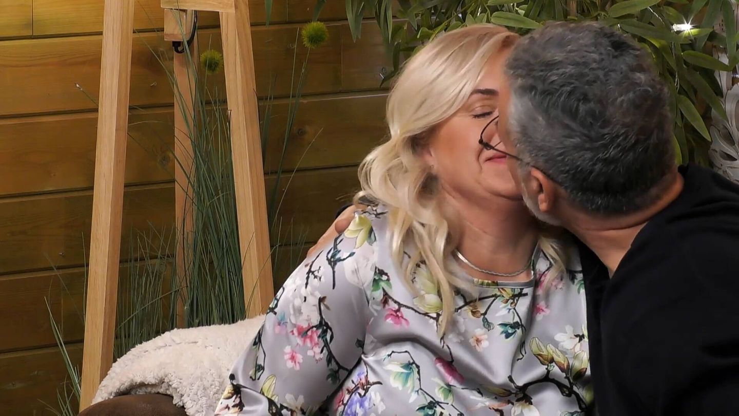 Ana, incómoda por el beso de Manuel en 'First Dates'. (Mediaset)