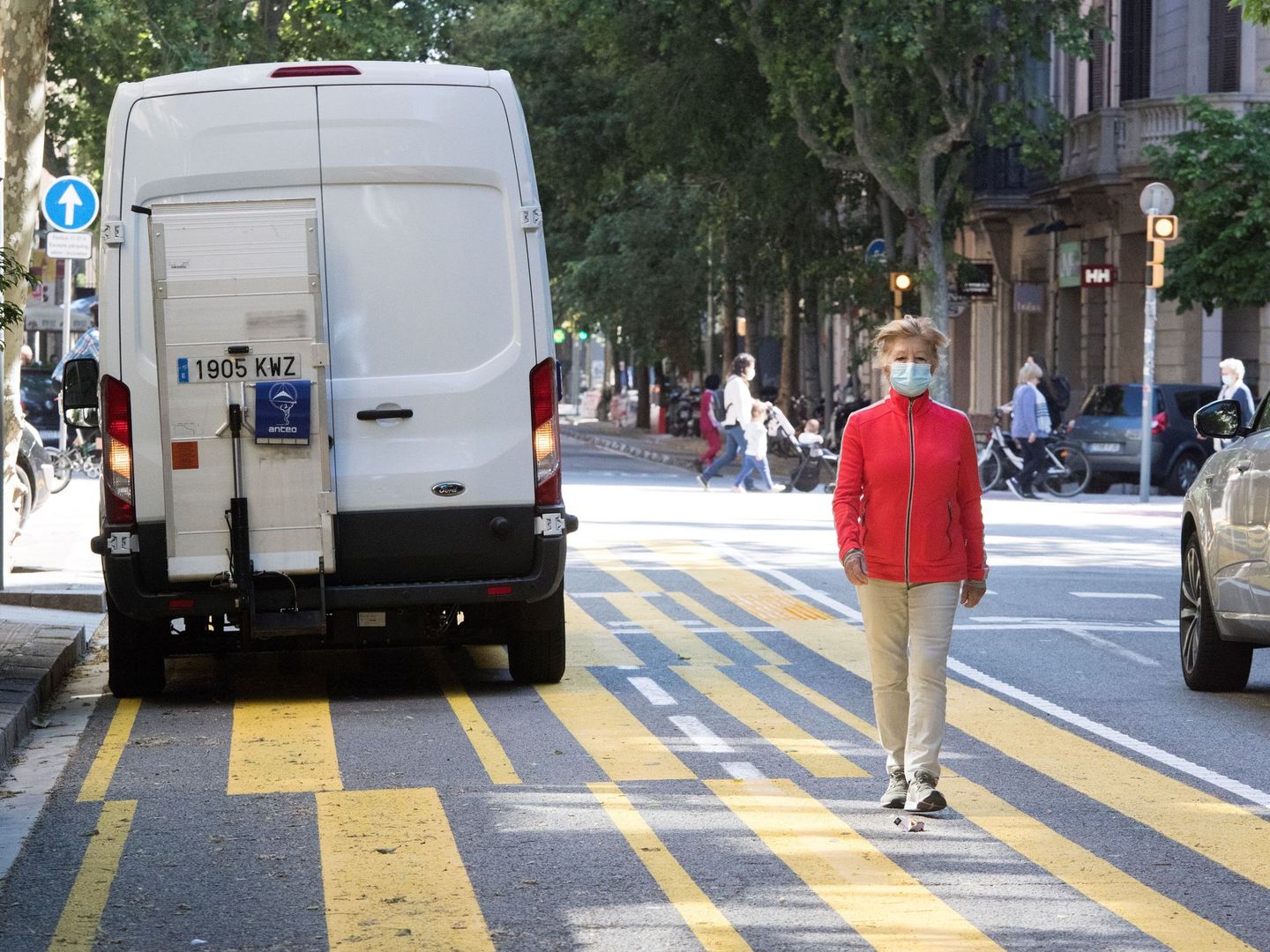 Una mujer pasea por la nueva zona destinada a los peatones en una calle de Barcelona. (EFE)