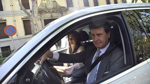 Cayetano oficializa su relación con Bárbara Mirjan en la boda de su sobrino
