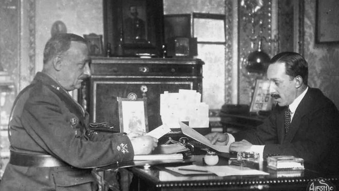 El dictador Primo de Rivera departe con el rey Alfonso XIII