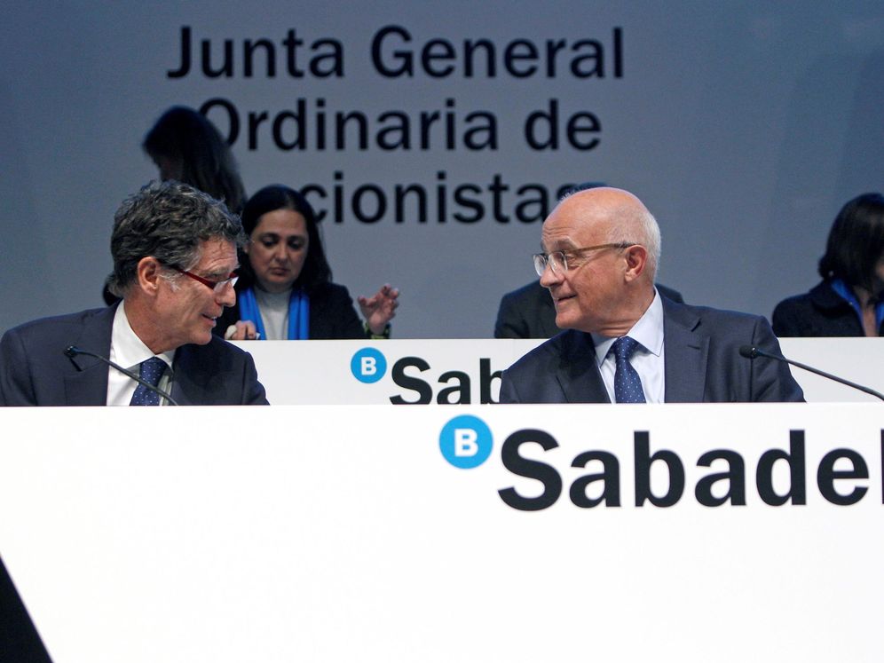 Foto: Jaime Guardiola (i) y Josep Oliu (d), CEO y presidente del Sabadell. (EFE)