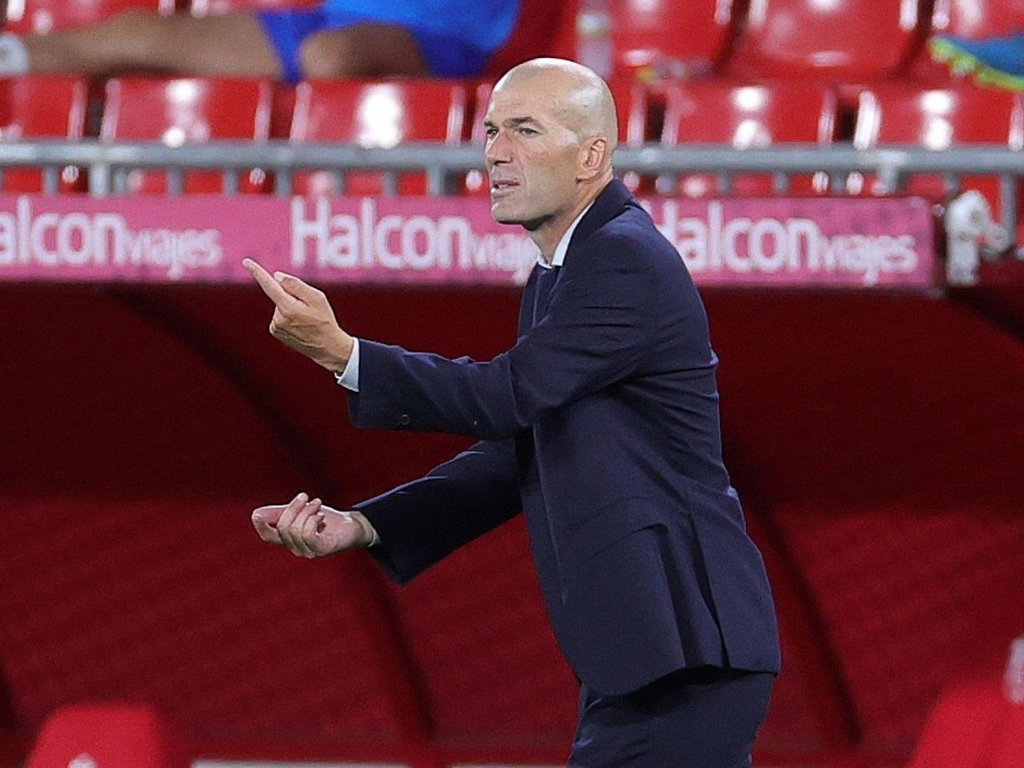 Zidane da instrucciones durante el partido contra el Granada. (Efe)