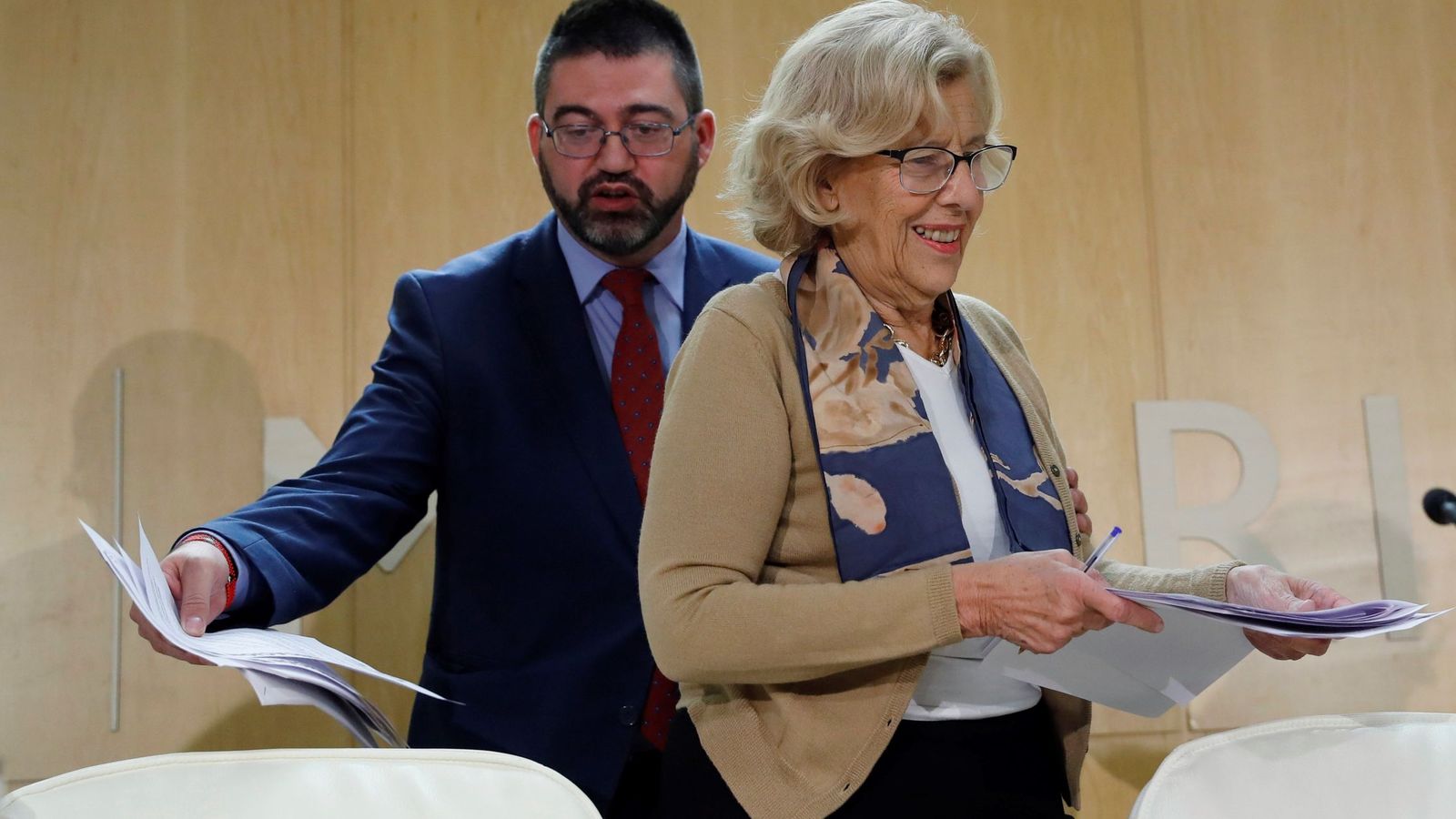 Foto: Imagen de archivo de la alcaldesa de Madrid, Manuela Carmena, y el exconcejal de Economía y Hacienda, Carlos Sánchez Mato. (EFE)