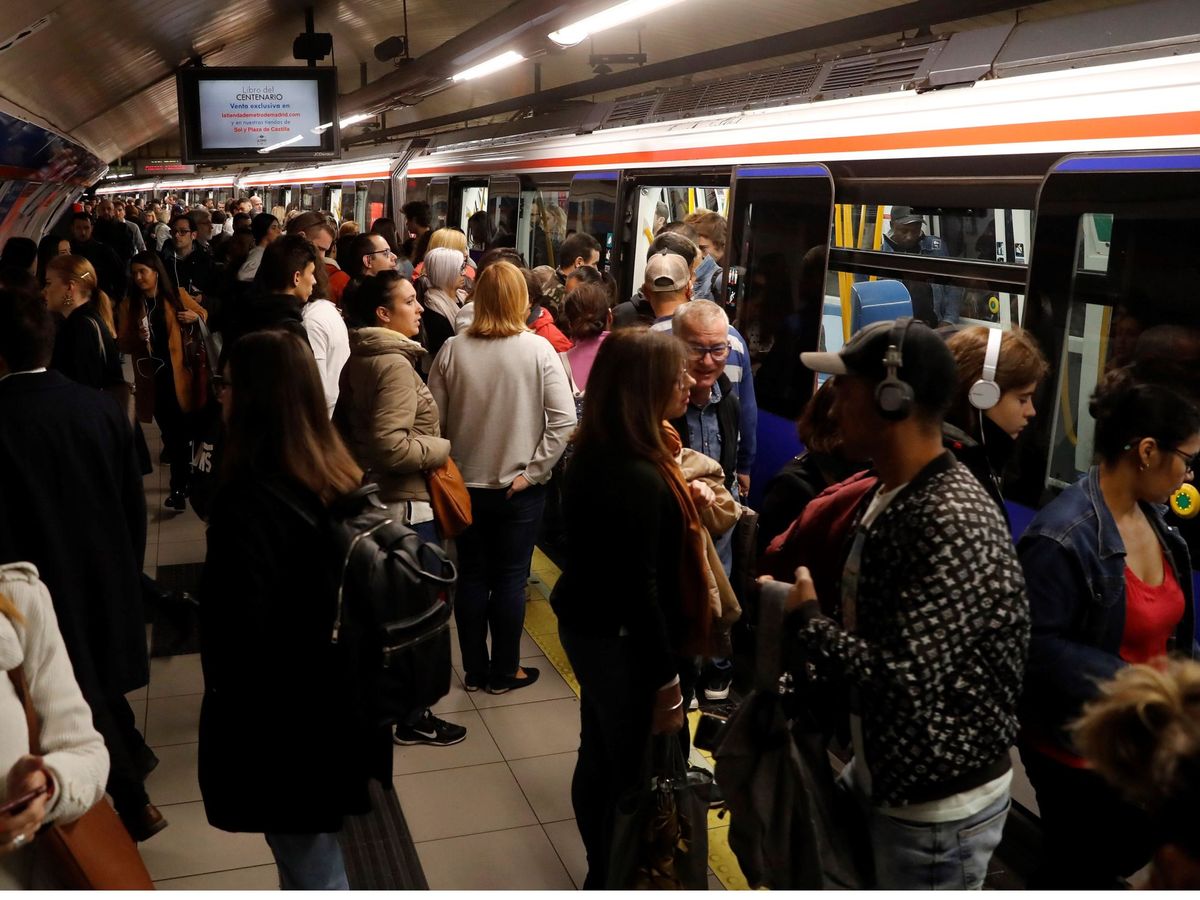 Foto: Multitud de pasajeros en la parada de Metro de Sol. (EFE)