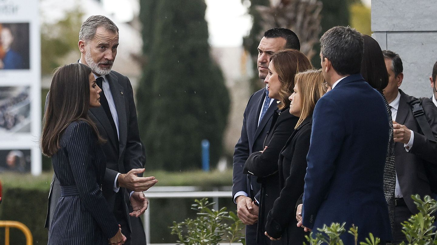 Los reyes Felipe y Letizia, a su llegada al Palau de la Música de Valencia. (EFE)