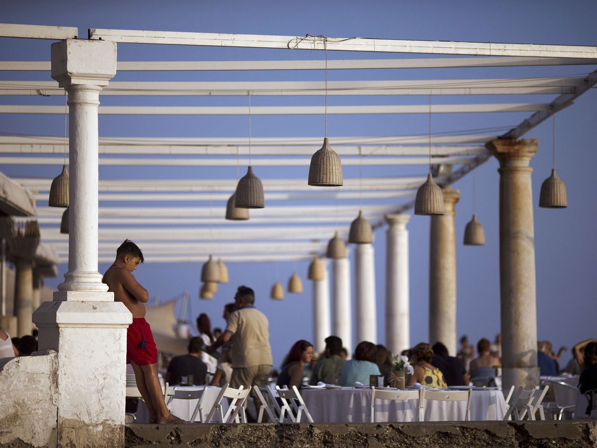 Foto: Turistas disfrutan en Málaga del bueno tiempo. (EFE/Jorge Zapata)