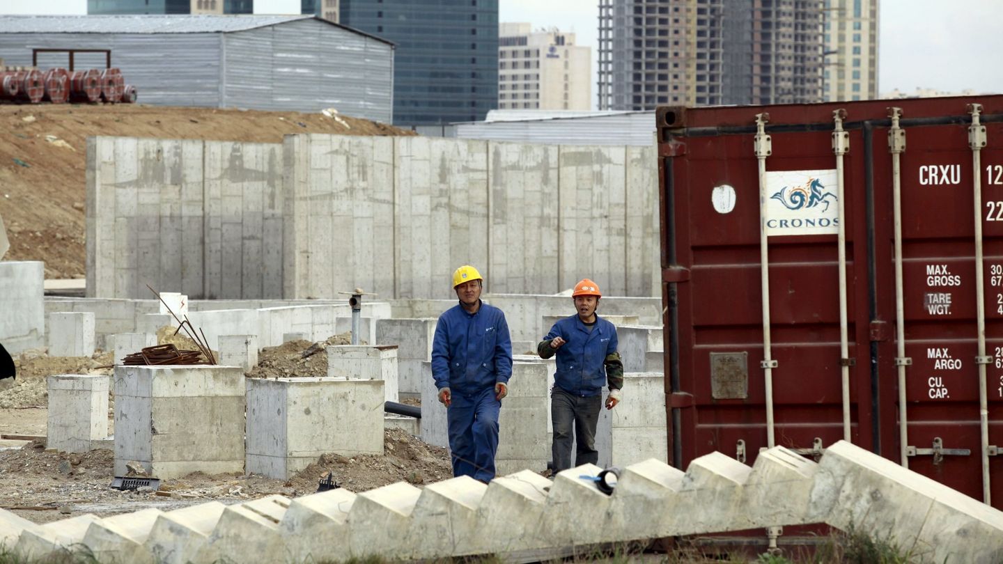 Trabajadores de China State Construction Engineering Corporation, en una obra en Argelia. (Reuters)