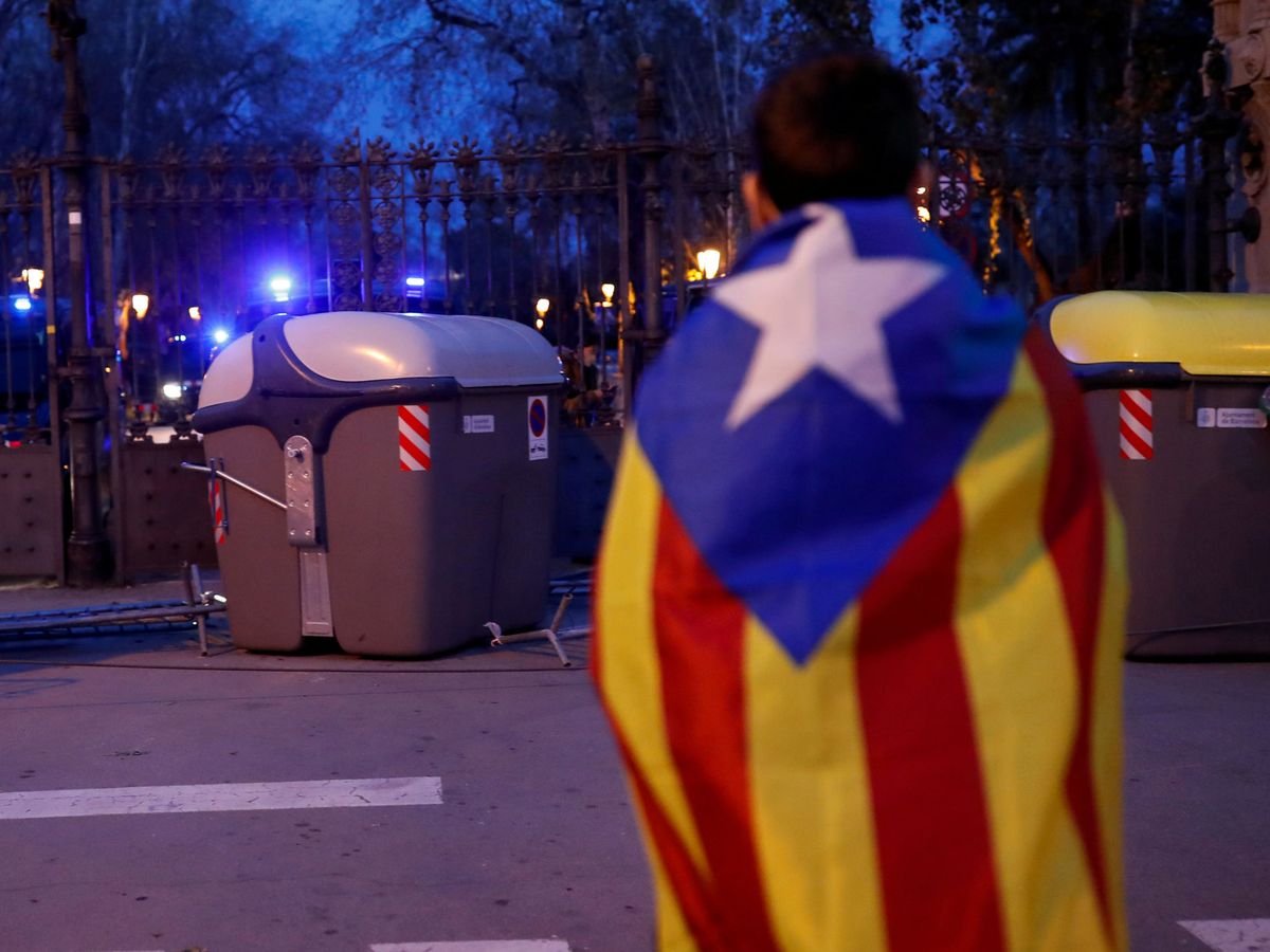 Foto: Un manifestante se cubre con una estelada frente al Parlamento de Cataluña en Barcelona en una imagen de archivo. (Reuters/Nacho Doce)