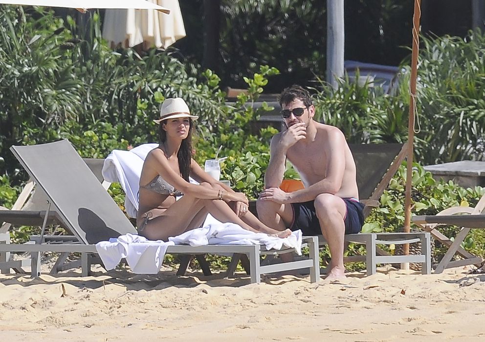 Foto: El portero Iker Casillas y la periodista Sara Carbonero, en una imagen de archivo en playas de Brasil (Gtres)