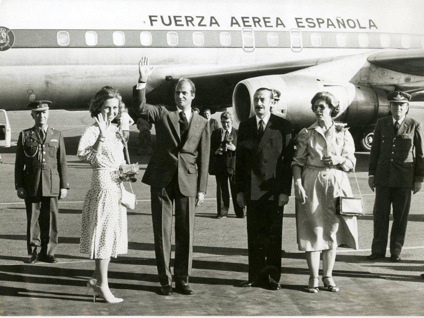 Los Reyes de España junto a Jorge Videla y su mujer a su llegada a Buenos Aires.