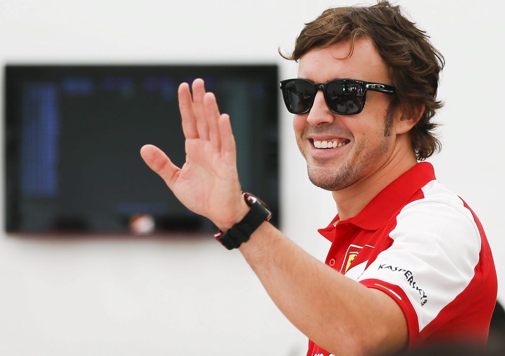 Foto: Fernando Alonso saluda a los fotógrafos a su llegada a la zona de garajes del circuito de Suzuka. (EFE)