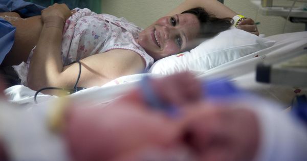 Foto: Una mujer observa a su hijo recién nacido en el hospital Leiria de Portugal. (EFE)