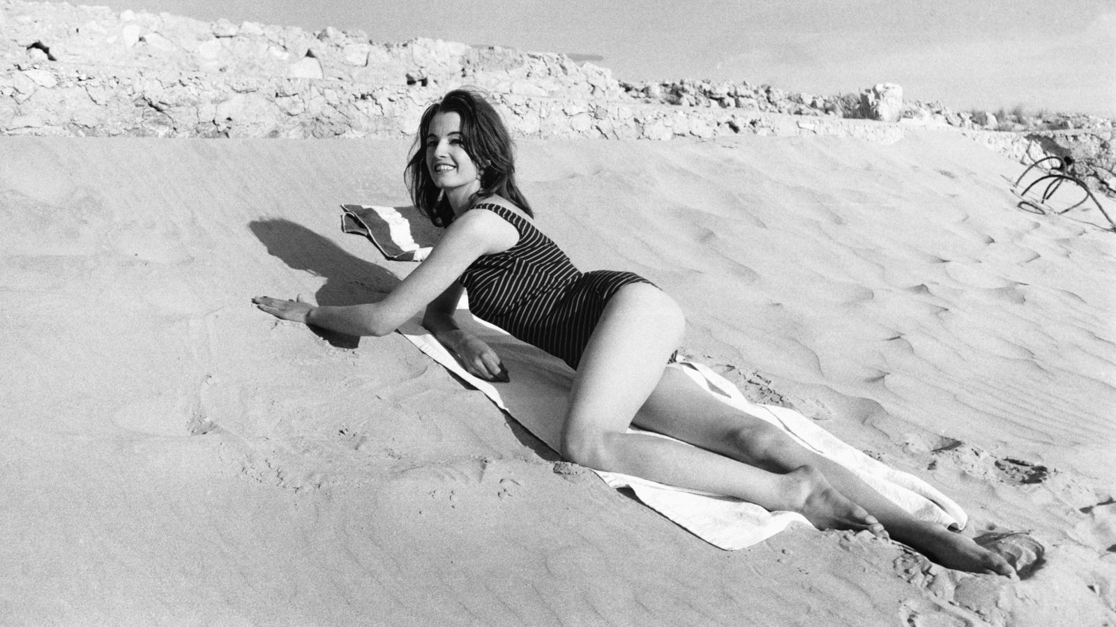 Foto: Christine Keeler, la mujer que hizo temblar Gran Bretaña, toma el sol en una playa española en marzo de 1963. (Corbis)