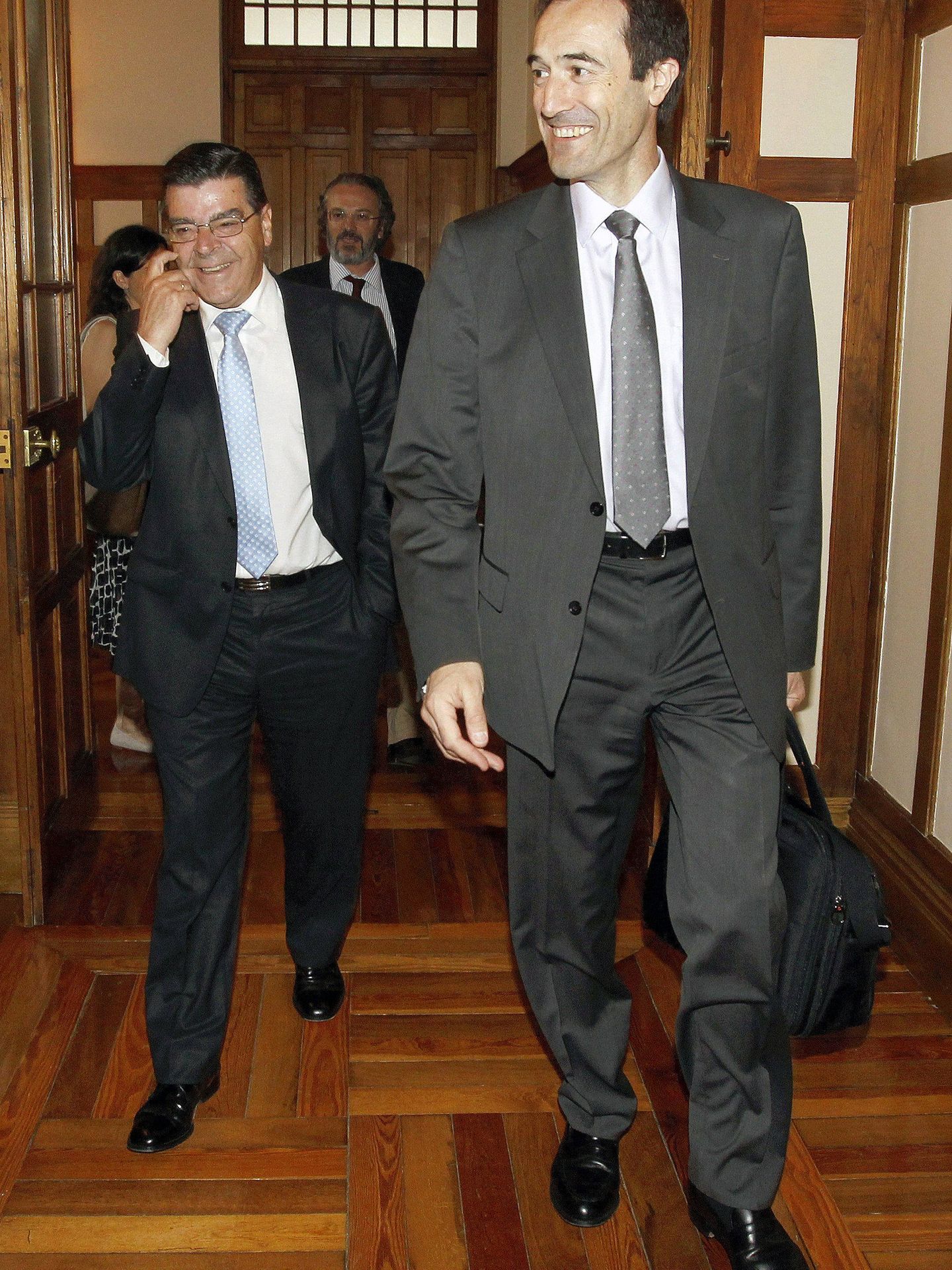 El presidente de Liberbank, Manuel Menéndez (d).