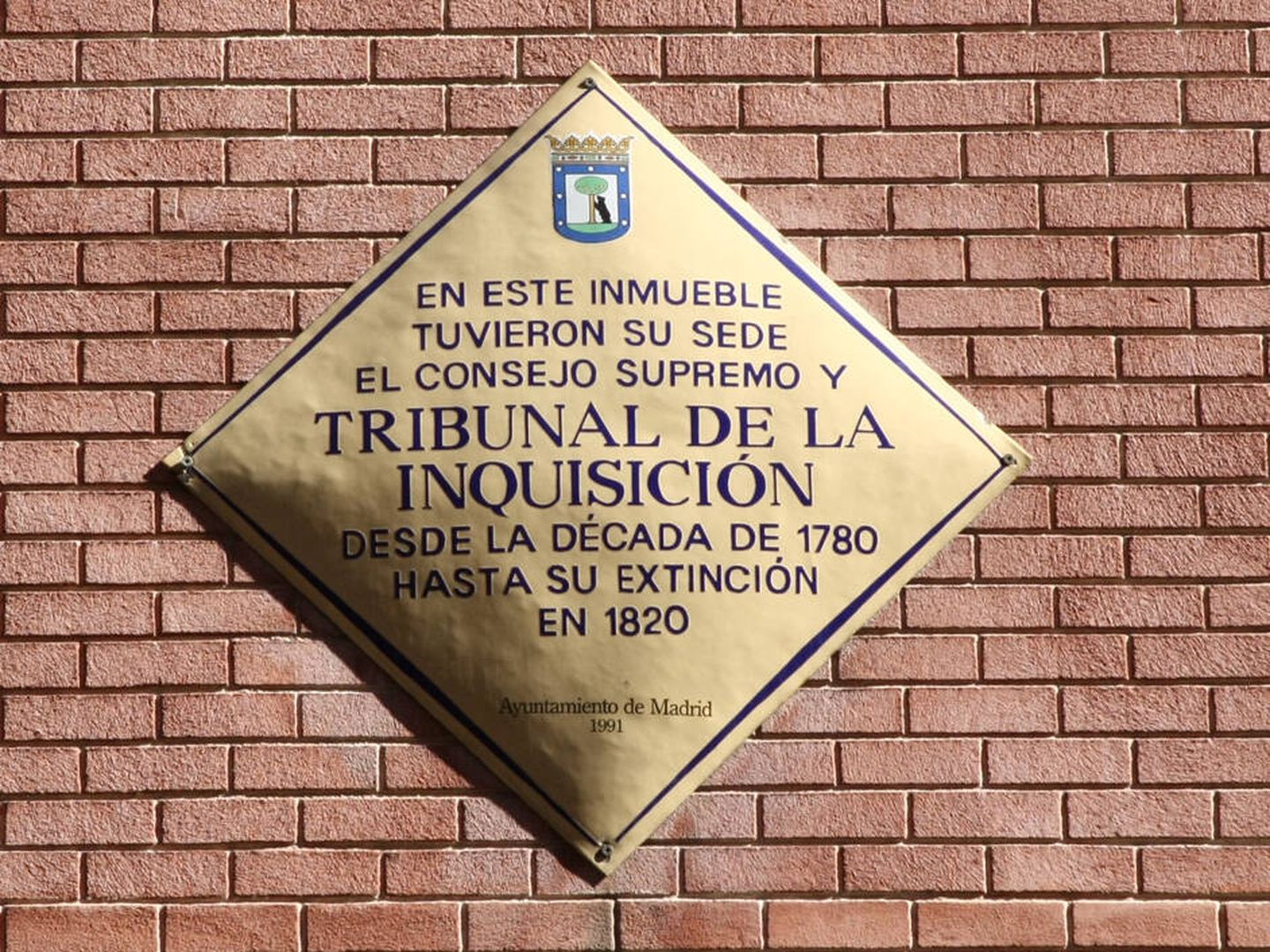 Placa del Tribunal de la Inquisición en la calle Torija. (Cedida)