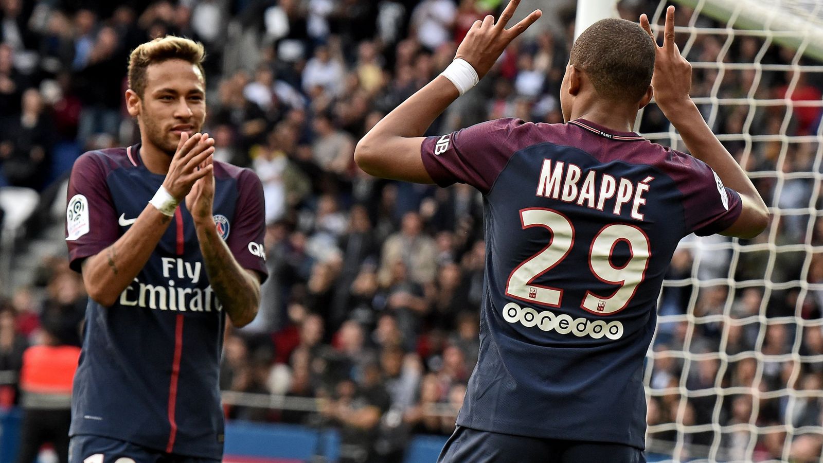 Foto: Neymar y Mbappe celebran un gol con el PSG. (EFE) 