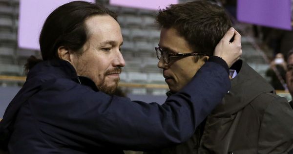 Foto: El secretario político de Podemos, Íñigo Errejón (d), y el secretario general, Pablo Iglesias (i), se abrazan durante primera jornada de la Asamblea Ciudadana Estatal de Vistalegre II. (EFE)