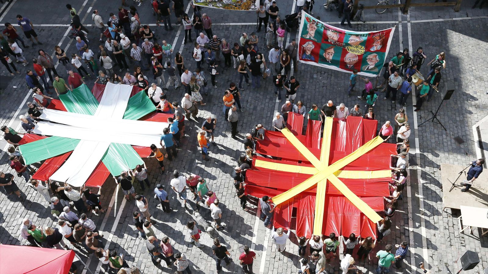Foto: Mosaicos de la ikurriña y la bandera de Navarra en apoyo a los encausados por colocar la enseña vasca en los Sanfermines de 2013. (EFE)