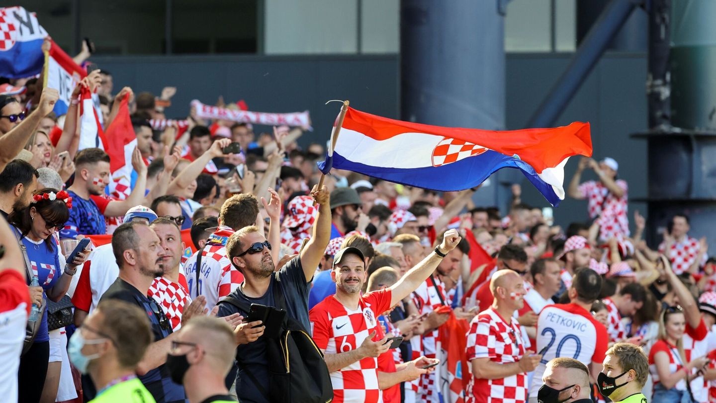 Los aficionados croata, disfrutando del encuentro ante España. (EFE)