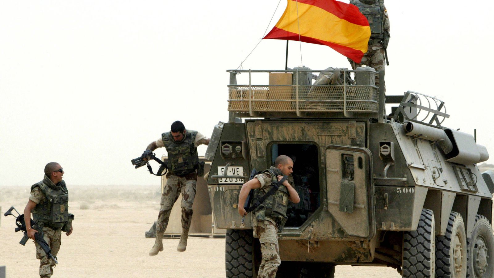 Foto: Soldados españoles saltan de su vehículo personal blindado en una base militar estadounidense cerca de la ciudad iraquí de Najaf, en abril de 2004. (Reuters)